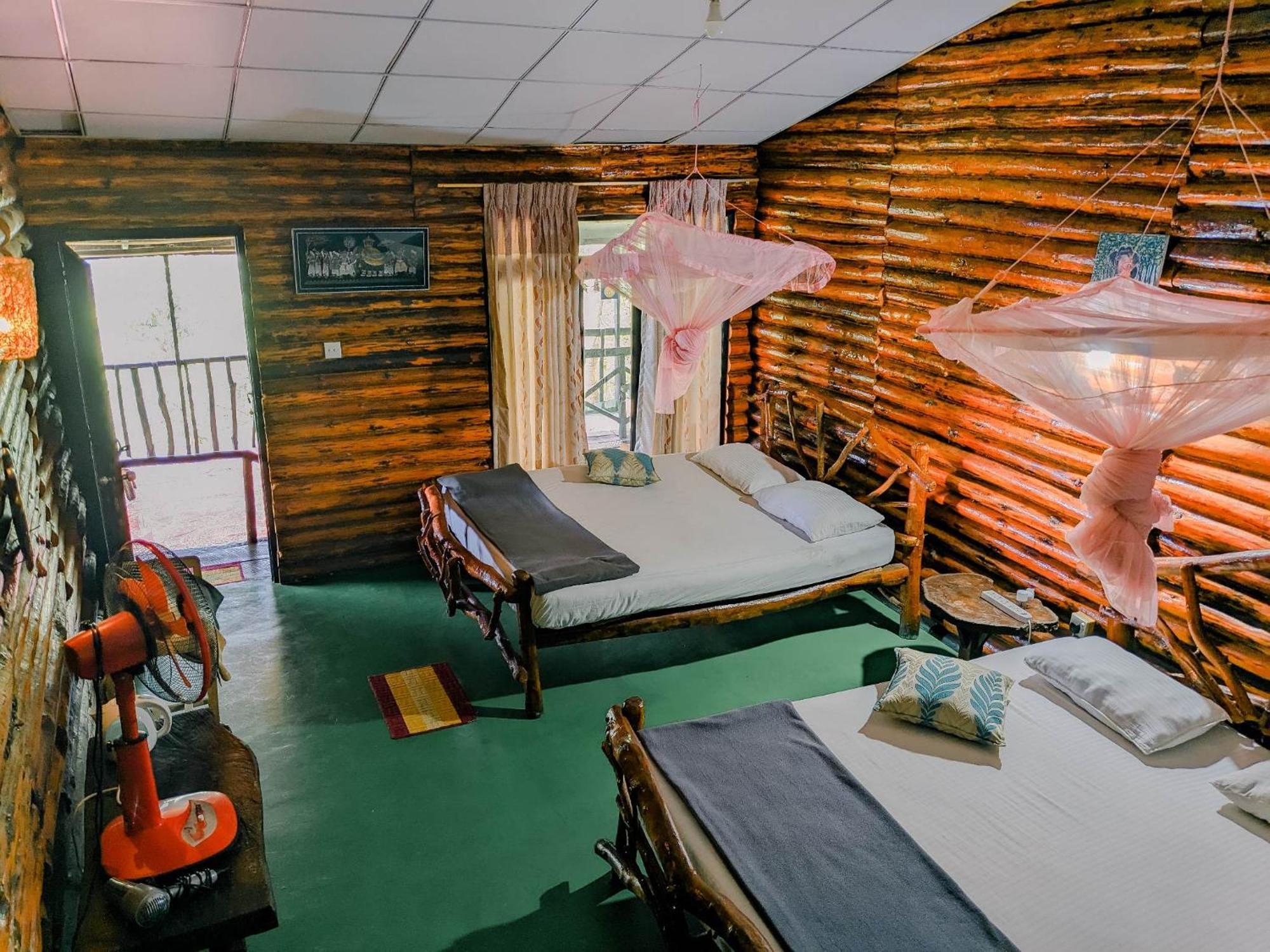 Hilltop Wood Lodge Елла Екстер'єр фото